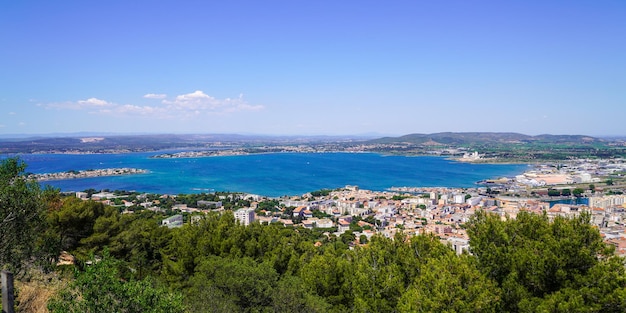 Sete panoramiczny widok z nabrzeża Mont Saint Clair na port miejski w Langwedocji-Roussillon w południowej Francji
