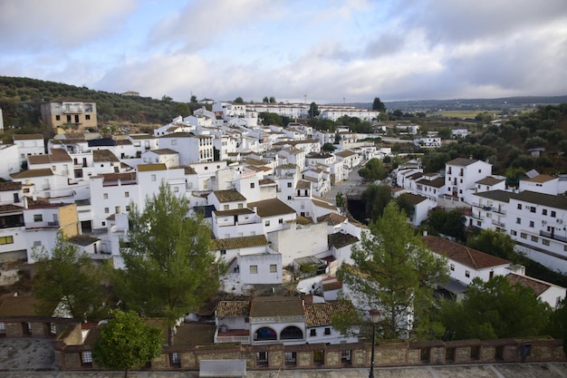 Setenil de las Bodegas Hiszpania 08 listopada 2019 Setenil de las Bodegas wieś jedna z pięknych białych wiosek Andaluzji Hiszpania