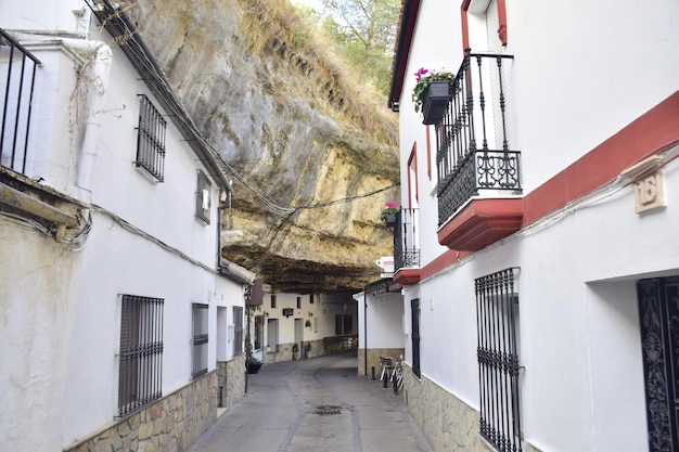Setenil de las bodegas Hiszpania 08 listopada 2019 Ulica z mieszkaniami wbudowanymi w skalne nawisy nad Rio Trejo Andaluzja Hiszpania