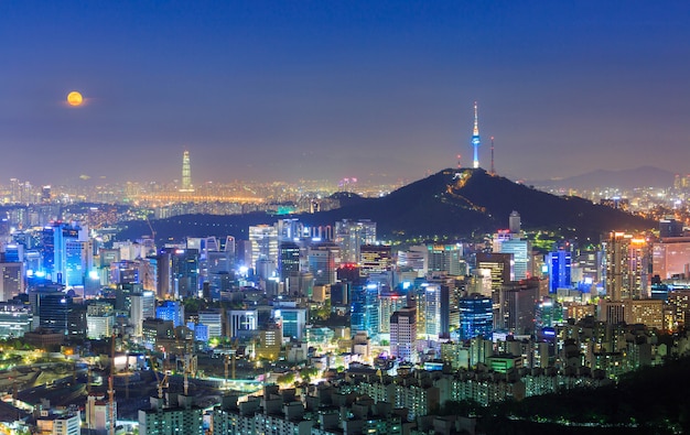 Zdjęcie seul city skyline i n seoul tower w seulu