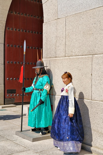 Seul, Korea Południowa - 11 marca 2016: Gwardia królewska po ceremonii zmiany warty w pobliżu bramy Gwanghwamun pałacu Gyeongbokgung w Seulu, Korea Południowa