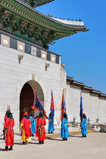 Zdjęcie seul, korea południowa - 11 marca 2016: straż królewska podczas ceremonii zmiany warty w bramie gwanghwamun pałacu gyeongbokgung, seul, korea południowa