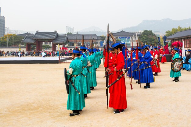 Zdjęcie seul korea południowa 25 października 2014 demonstracja zmiany straży w pałacu gyeongbokgung 25 października 2014 w seulu korea południowa