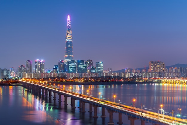 Zdjęcie seul metro i lotte tower w nocy, korea południowa