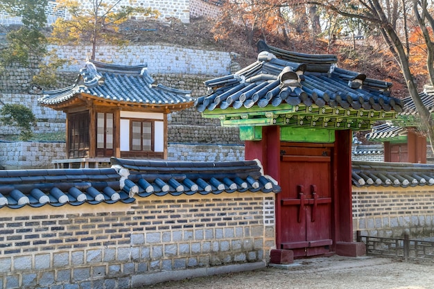SeulKorea Południowa 1122020 Changdeokgung jest najlepiej zachowanym z „Pięciu Wielkich Pałaców” dynastii Joseon To zdjęcie pochodzi z tajemniczego ogrodu Huwon za pałacem w Seulu w Korei