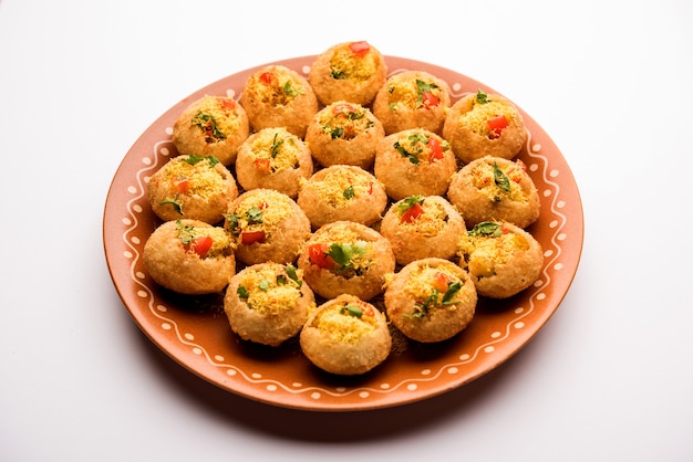 Sev puri - indyjska przekąska i rodzaj chaat. Popularny w Bombaju pune z Maharasztry. to przydrożne jedzenie podawane również jako przystawka w restauracjach