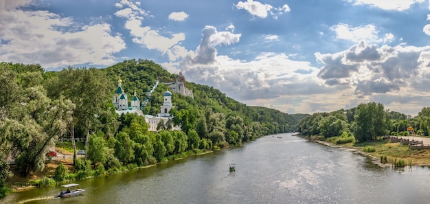 Seversky Donets River w pobliżu Svyatogorsk lub Sviatohirsk lavra w słoneczny letni poranek