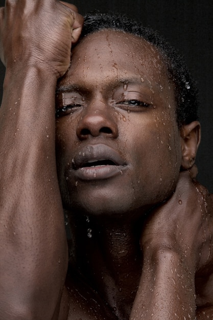 Sexy African American Man z wodą na twarzy