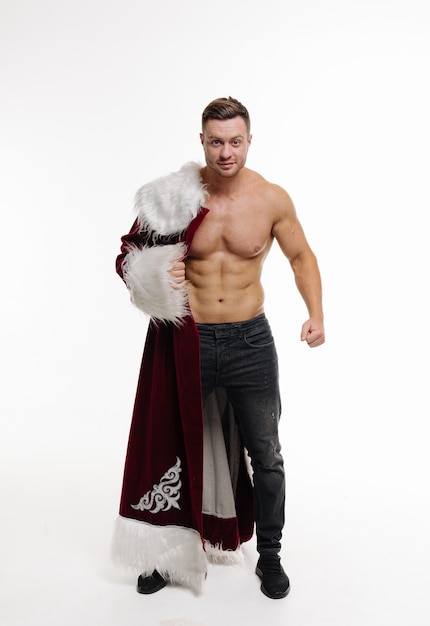 Sexy Santa Claus Młody muskularny mężczyzna ma na sobie kostium Świętego Mikołaja zademonstrować swoje mięśnie Pojedynczo na białym tle