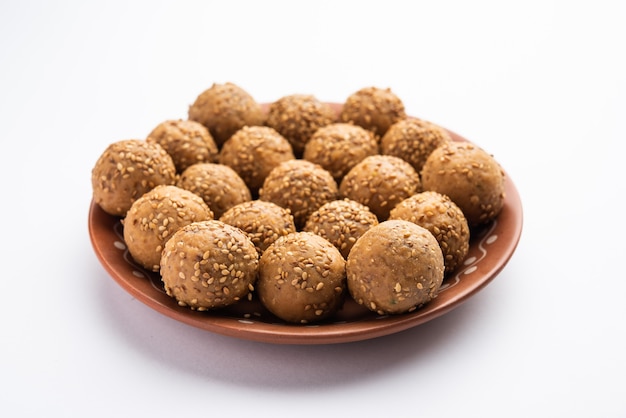 Sezamowa kula jaggery lub til ke laddo i tilgul lub til gul laddu podawane w misce na festiwal Makar Sankranti w Indiach