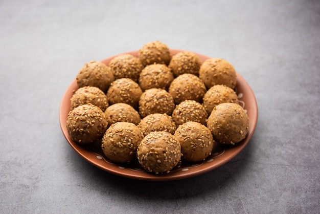 Sezamowa kula jaggery lub til ke laddo i tilgul lub til gul laddu podawane w misce na festiwal Makar Sankranti w Indiach