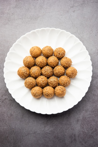 Sezamowa Kula Jaggery Lub Til Ke Laddo I Tilgul Lub Til Gul Laddu Podawane W Misce Na Festiwal Makar Sankranti W Indiach