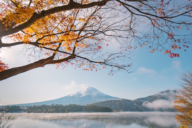 Sezon jesień i Góra Fuji z wieczorem światła i czerwone liście na jeziorze Kawaguchiko, Japonia