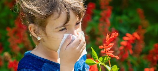 Zdjęcie sezonowa alergia u dziecka. katar.