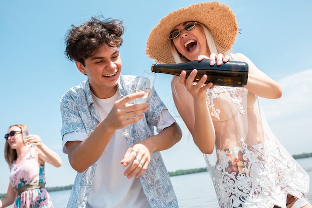 Sezonowa Biesiada W Beach Resort Grupa Przyjaciół świętująca Odpoczynek Bawiący Się Na Plaży W Słonecznie