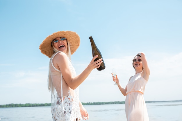 Sezonowa Uczta W Nadmorskim Kurorcie Z Bliska Kobieta świętująca Odpoczynek Bawiący Się Na Plaży W Słonecznie