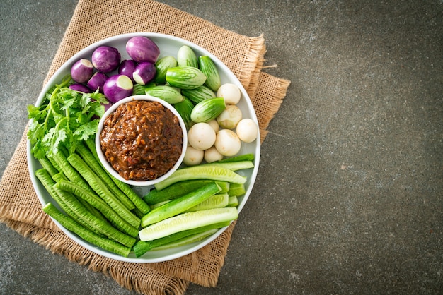 Sfermentowana Ryba Pasta Chili ze Świeżymi Warzywami - Zdrowa Żywność