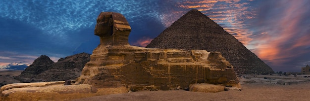 Sfinks na tle wielkich egipskich piramid Afryka Giza Plateau