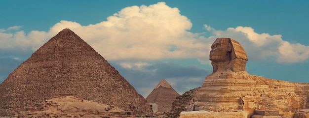 Sfinks na tle wielkich egipskich piramid. Afryka, płaskowyż Giza.