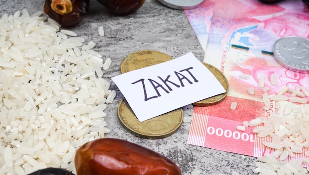 Sformułowanie ZAKAT Rupia Indonezyjska Pieniądze monety ryżowe daty owoce na tle cementu Zakat lub koncepcja podatku islamskiego