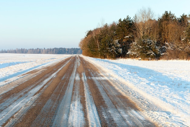 Sfotografowany śnieg po opadach śniegu podczas mrozu. Zbliżenie z małą głębią ostrości