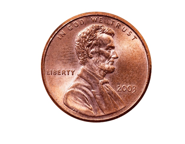 Sfotografowany z bliska i na białej monecie o wartości jednego centa amerykańskiego