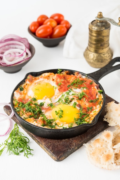 Shakshuka - tradycyjne arabskie danie z jajek, papryki i pomidorów