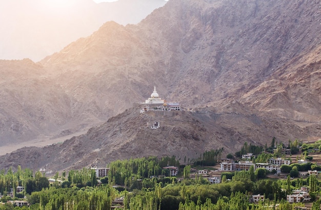 Zdjęcie shanti stupa to buddyjska stupa z białą kopułą w leh india