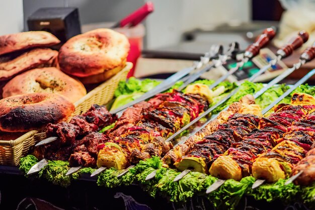 Shashlik pieczone mięso na szczypie z ziołami pyszny zdrowy obiad zbliżenie grillowanego mięsa na ogniu