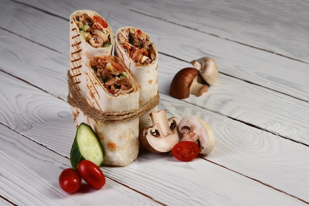 Shawarma Doner Kebab Grill Z Warzywami Na Drewnianym Białym Tle