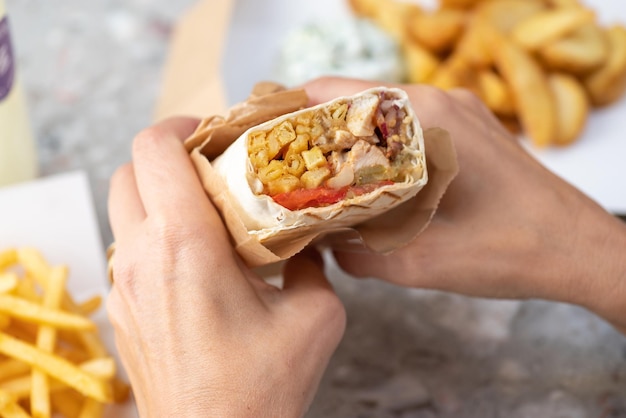 Shawarma kanapka żyroskopowa świeża bułka chleba lawasz pita kurczak wołowina shawarma falafel