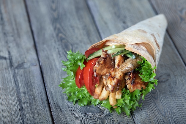 Shawarma w mielonym mielonym, wilgotnym grillowanym mięsie z cebulą, ziołami i warzywami