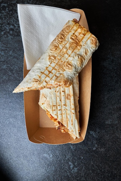 Shawarma w restauracji Przystawka mięsna w chlebie pita Shawarma