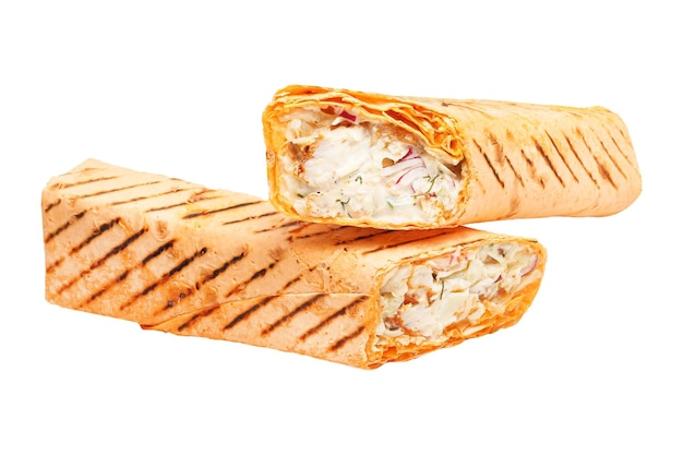 shawarma w serze pita, pokrojona na kawałki, na białym, izolowanym tle, z góry iz boku