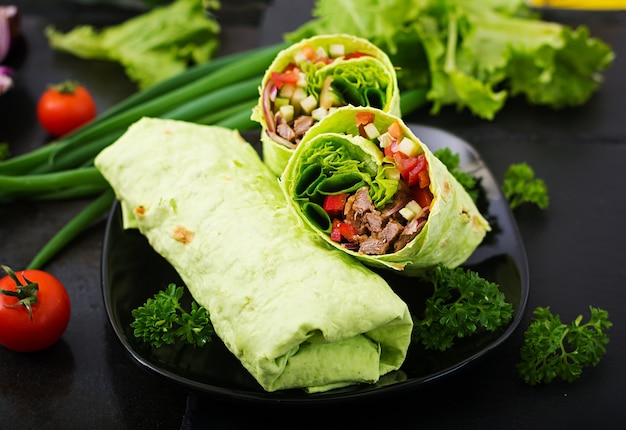 Shawarma z soczystej wołowiny, sałaty, pomidorów, papryki i cebuli w chlebie pita