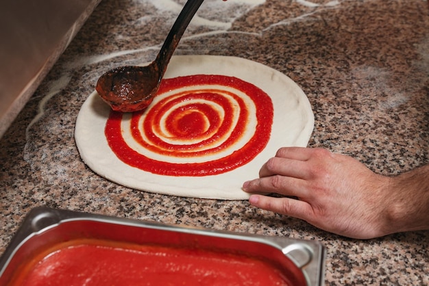 Shef gotowania pizzy z bliska