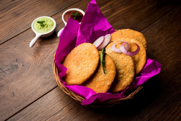 Shegaon lub Rajasthani Kachori podawane z zielonym Chutney i ketchupem pomidorowym