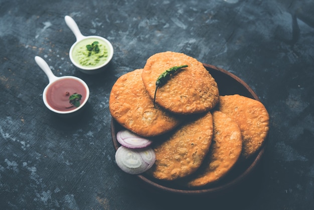 Shegaon lub Rajasthani Kachori podawane z zielonym Chutney i ketchupem pomidorowym