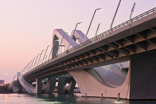 Sheikh Zayed Bridge wieczorem Abu Dhabi Zjednoczone Emiraty Arabskie