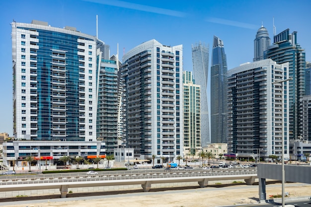 Sheikh Zayed Road w słoneczny dzień dubaj zjednoczone emiraty arabskie