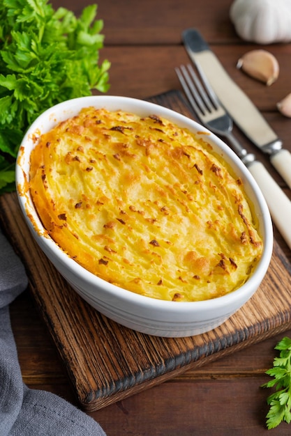 Shepherd's Pie W Naczyniu żaroodpornym Tradycyjne Brytyjskie Danie Z Mięsem Mielonym I Puree Ziemniaczanym