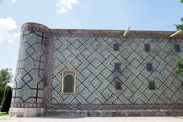 Zdjęcie sherdor madrasah na placu registan w samarkandzie w uzbekistanie ściana z mozaiki bocznej 29042019