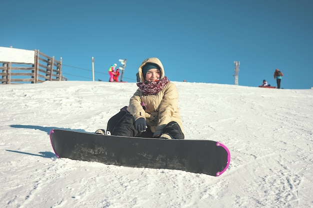 Sheregesh, Kemerovo region, Federacja Rosyjska - stycznia 2018: Dziewczyna z snowboardów na górze. Kobieta na snowboardzie w zimie.