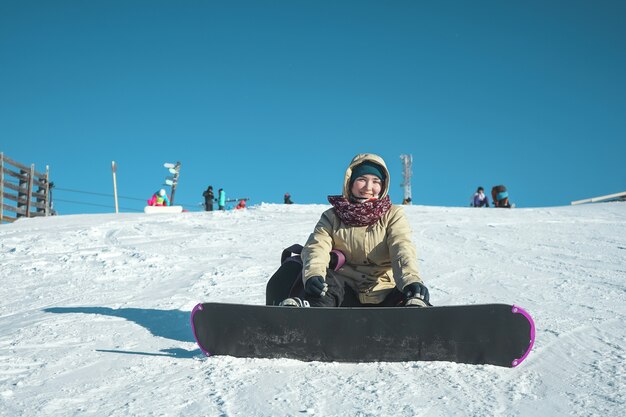 Sheregesh, Kemerovo region, Federacja Rosyjska - stycznia 2018: Dziewczyna z snowboardów na górze. Kobieta na snowboardzie w zimie.