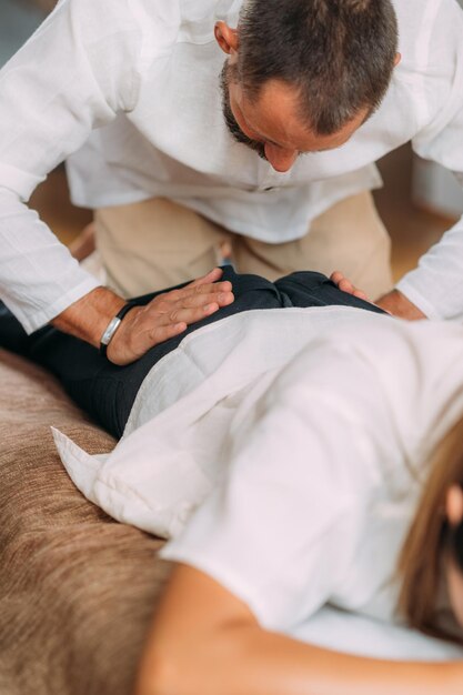 Shiatsu Leczenie bólu rwy kulszowej