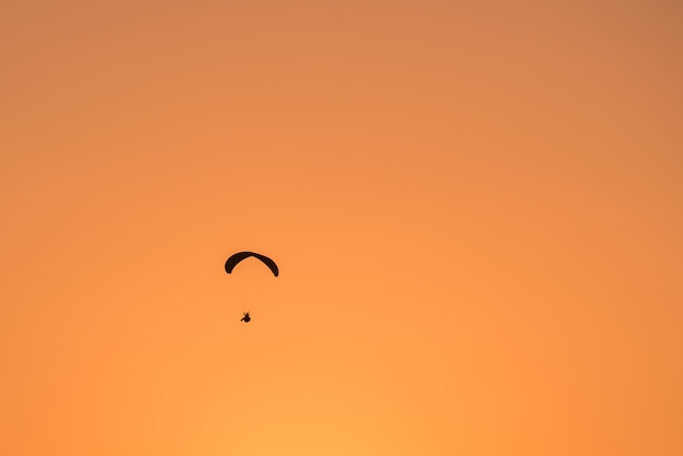 Shilouette Paraglide o zachodzie słońca