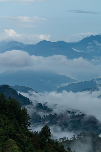 Zdjęcie shimla widok z lotu ptaka na malowniczą stację na wzgórzu w himalajach w himachal pradesh