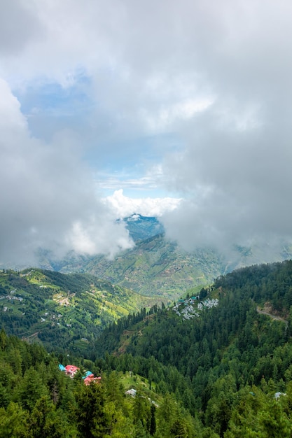 Shimla widok z lotu ptaka na malowniczą stację na wzgórzu w Himalajach w Himachal Pradesh