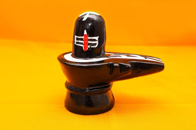 Shiva Linga Na żółtym Tle