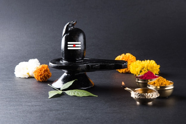 Shiva Linga ozdobiona kwiatami i bel patra lub liściem i haldi kumkum dla Pooja lub wielbienia Pana Shivy lub Shankara bhagwana